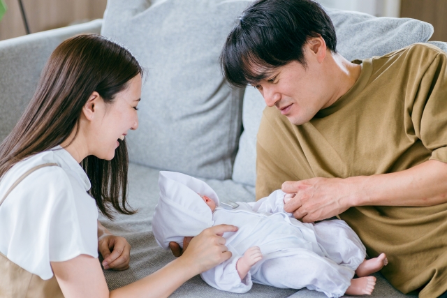 【妊活と体質改善】 妊活において本当に大切なことは 「自分の心と身体に向き合う」ことです。 「心に向き合う」というのは 妊活に対する考え方、在り方などです。 では「身体に向き合う」とは何なのか。 それは健康になるために体質改善をすること つまり「妊娠しやすい体質に変えること」ということです。 ここが身体を内側から変えていく インナーアプローチと 身体の外側から刺激を与えていく アウターアプローチになります。 これらを組み合わせて行うことにより 「体質改善」をしていきます。 「体質改善」という言葉を皆さんも 1度は耳にしたことがあると思います。 では「体質改善」とは何なのか。 ネット社会なので調べると色々出てきますし、 ここに明確な正解はありません。 私の所属する日本妊活協会では、 体質とは「体液の質と循環」と定義しています。 いきなり「体液の質と循環」といっても イメージしにくいと思いますので少し説明しますね。　 人の身体というのは細胞が集まって組織を形成し、 組織が集まって筋肉や骨、内臓などの器官を形成します。 ※細胞自体も分子、そして原子、 さらには素粒子の集合体ですが、 ここは難しくなるので割愛します。 このことから体質というのは 細胞レベルで改善させていくことが大切なのです。 では細胞の質を良くするにはどうすれば良いのか。 ここで細胞に栄養を与える体液の質と その体液を細胞に届けるための循環が 必要になってくるわけですね。 体液とは成人で体の60%を占める 血液やリンパ液、そして脳脊髄液等のことです。 この体液の栄養状態や汚れ具合が 「体液の質」になります。 「バランスよくご飯を食べましょう！」 「5大栄養素を意識しましょう！」 「まごはやさしいを大切に！」 こんな言葉をよく耳にするのではないでしょうか。 これは身体に必要な栄養素、 つまり細胞の質を良くするための 栄養素をとりましょう！ということです。 これは言い方を変えれば細胞に 栄養を与える体液の質を良くする 栄養素ということになります。